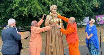 Torridge Councillor and Great Torrington Mayor Doug Smith stood with other people by the new statue of Sister Nivedita