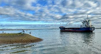 'Rix Sail', a ninety-one-metre bulk cargo ship, arriving at Newquay dock in Appledore